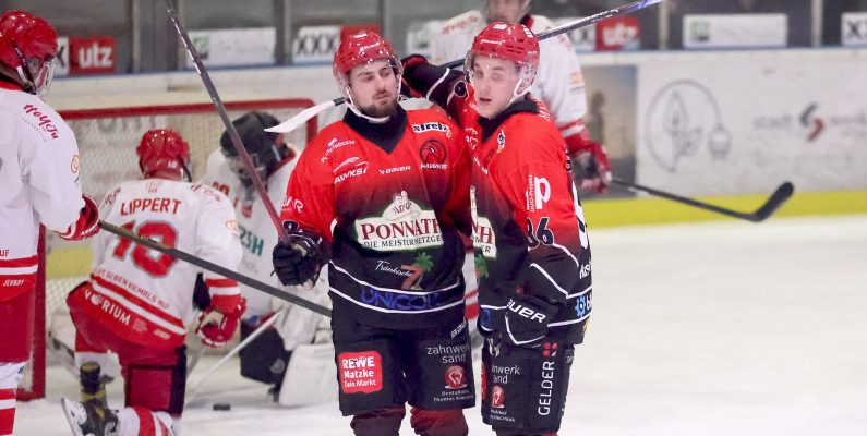 Zusammen erzielten sie 17 Scorerpunkte beim14:1-Erfolg gegen Selb: Haßfurts (von rechts) Filip Strombach (fünf Tore, vier Assists) und sein tschechischer Landsmann Vaclav Adamec (zwei/sechs).