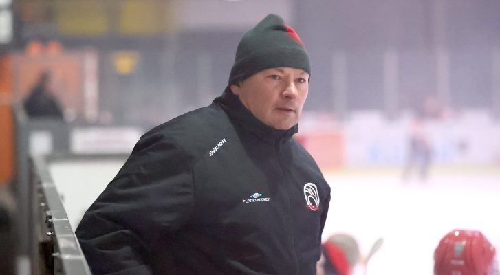 Haßfurt Trainer Milan Mazanec ist mit dem Verlauf und dem Abschneiden der Haßfurt Hawks in der Saison 2025/2026 bislang zufrieden. Er wünscht sich nun im Playoff-Viertelfinale seiner Mannschaft gegen den EV Germering natürlich weitere Erfolge: „Wir wollen ins Finale kommen“, so sein Wunsch.