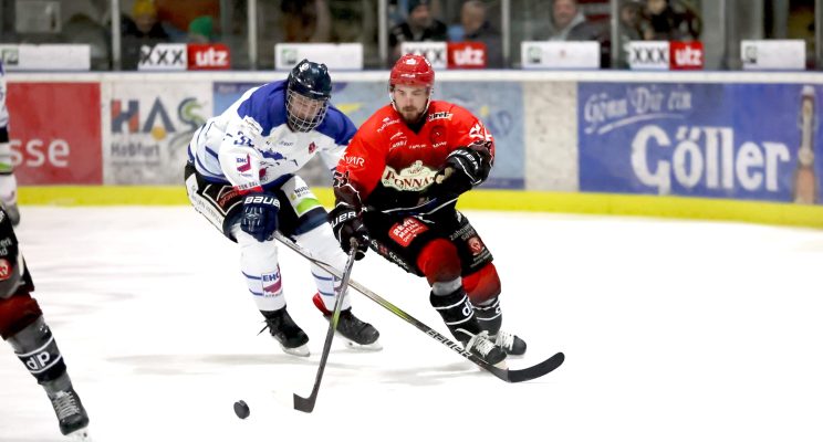 Vaclav Adamec (rechts, im Duell mit Straubings Jonas Penzkofer) hatte vor allem beim Sieg der Haßfurt Hawks in Pegnitz großen Anteil. Vier von sechs Toren erzielte der 23-Jährige und trug damit maßgeblich zum Erfolg bei.