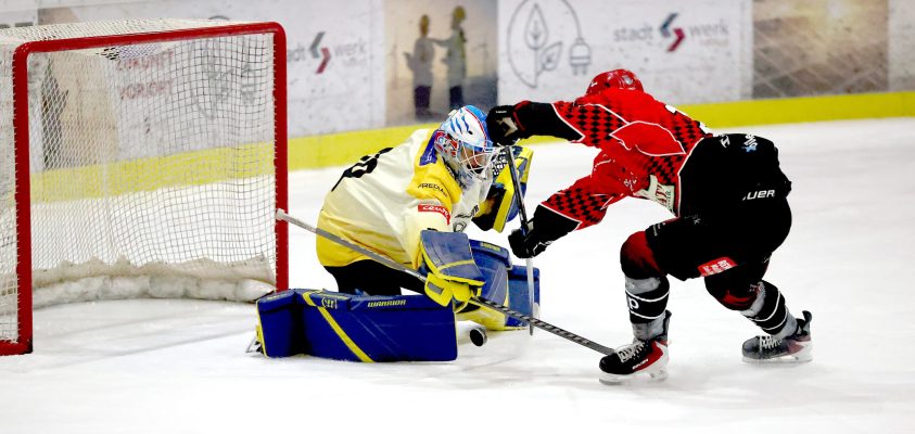 Tor für Haßfurt: Bereits in der 8. Minute überwindet Jano Krimmel (rechts) Germerings Torwart Lukas Usselmann zum 3:0.