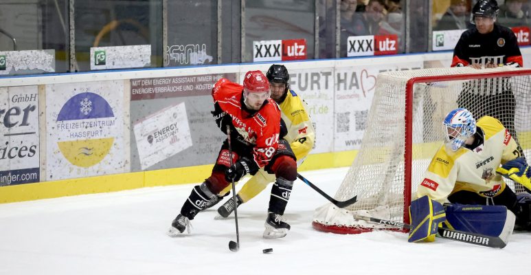 Haßfurts Vaclav Adamec (links, im Duell mit Germerings Oskar Haerty) taucht gefährlich vor dem Germeringer Tor (rechts Torwart Lukas Usselmann) auf.