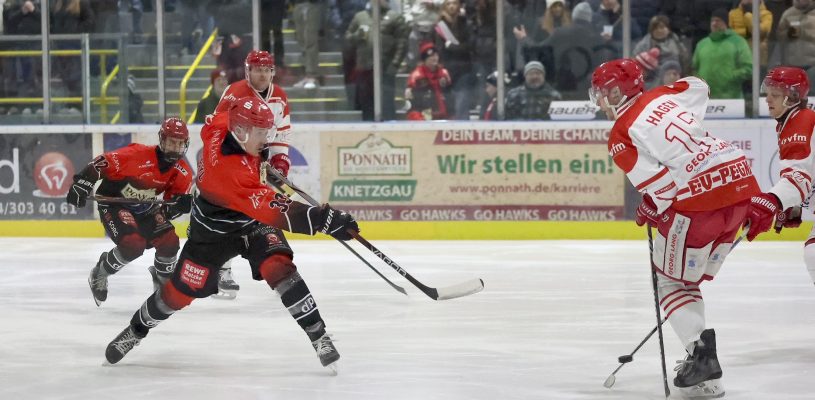 Gewaltschuss von Haßfurts Tomas Pribyl (links). Den Puck können die beiden Pegnitzer (von rechts) Sydney Kübler und Stefan Hagen nicht aufhalten, er geht aber am Tor vorbei.