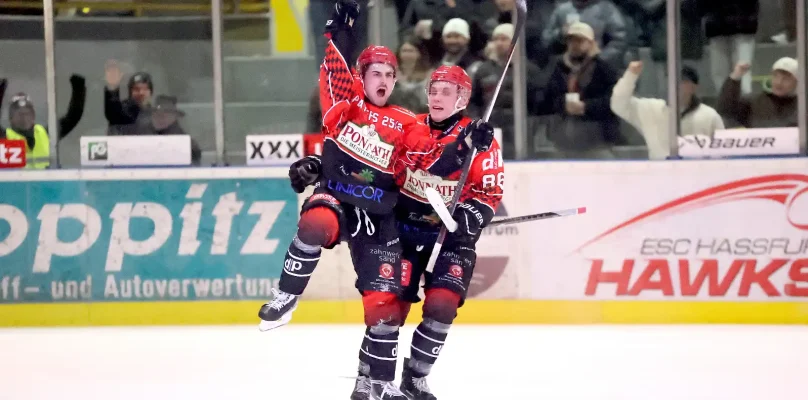 Pure Freude nach dem Treffer zur 4:2-Vorentscheidung vier Minuten vor dem Ende: Torschütze Vaclav Adamec (links), mit sieben Scorerpunkten am Wochenende wieder einmal effektivster Hawk, jubelt zusammen mit seinem tschechischen Landsmann Filip Strombach.