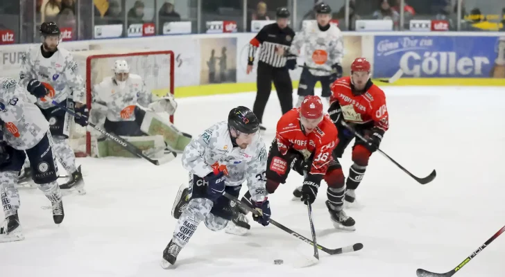 Duell zwischen Haßfurts Filip Strombach (rechts) und Ravensburgs Johann Katjuschenko.